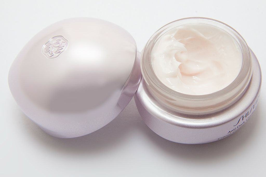 1024px-Cream_in_round_container
